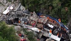 Avtobus dərəyə aşıb, azı 18 nəfər ölüb