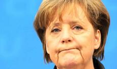 Angela Merkel Berlindəki çıxışı əsnasında yıxılıb