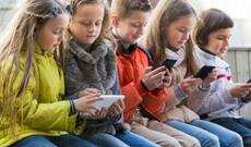 Böyük Britaniyada uşaqların 23 faizində smartfondan asılılıq yaranıb