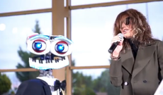 Röya robotla mahnı oxudu + Video