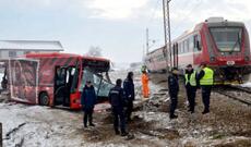 Serbiyada məktəbli avtobusu qatarla toqquşub
