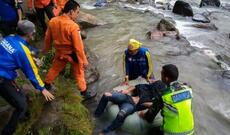 Sərnişin avtobusu dərəyə yuvarlandı: 24 ölü + Video