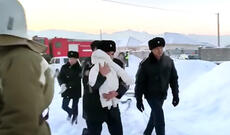 Körpə təyyarə qalıqları arasından belə xilas edildi + Video