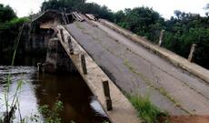 Sumatra adasında körpü çöküb, ölənlər və yaralananlar var