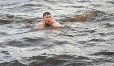Mer buzlu suya girib