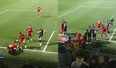 Futbolda top üstündə əlbəyaxa dava düşdü - VİDEO