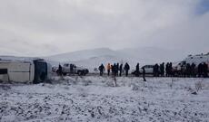 Türkiyədə içərisində turistlərin olduğu avtobus aşıb