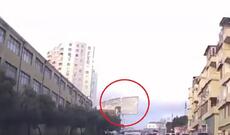 Bakıda külək binanın damını belə uçurdu+VİDEO