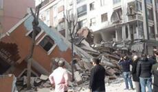 İstanbulda yaşayış binası çöküb