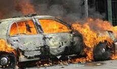 "Mercedes" yol kənarındakı maneəyə çırpıldı