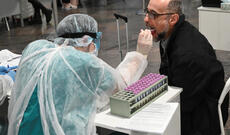 Rusiyada yeni koronavirus xəstəxanası qarşısında böyük növbə yaranıb-Video