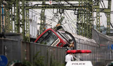 Tokioda sərnişin qatarı relsdən çıxıb