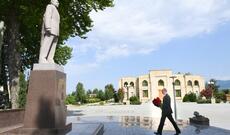 Prezident İlham Əliyev ulu öndər Heydər Əliyevin İsmayıllıdakı abidəsini ziyarət edib