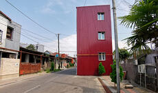 Gürcüstanda trotuarda inşa edilən ev  sosial şəbəkələrin istifadəçilərini qəzəbləndirdi