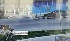 Azərbaycanda qadın özünü maşının önünə atır: DİN araşdırmaya başladı - VİDEO