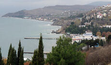 Krımda rus faşizmi: Rus qızların tatar qızını öz yurdunda döyməsi  və Moskvanın bu vəhşiliyə səssiz qalması – Video