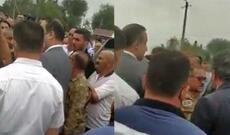 Seçicilər deputatı kənddən qovdu - Video