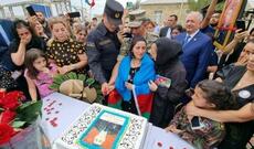 Başçı şəhid anasını təkzibə məcbur etdi: Bunlar nə yeyir?-Video