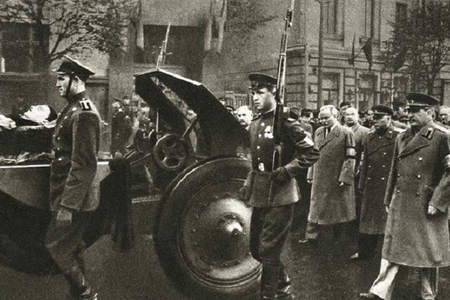 Dəfnində öz tabutunu özü daşıyan Jdanov – Stalin operatorların bicliyinin üstünü bir baxışla açıb