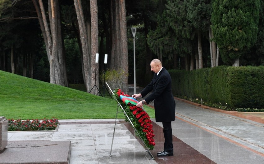 Prezident İlham Əliyev və birinci xanım Mehriban Əliyeva Ümummilli Lider Heydər Əliyevin məzarını ziyarət ediblər