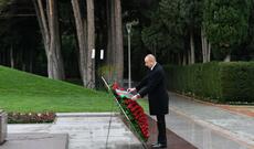 Prezident İlham Əliyev və birinci xanım Mehriban Əliyeva Ümummilli Lider Heydər Əliyevin məzarını ziyarət ediblər