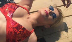 O, yarıçılpaq görüntülər paylaşıb