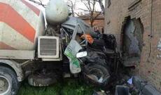 Betonqarışdıran maşın körpüdən aşdı