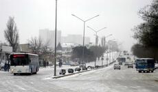 Paytaxta gözlənilən qış gəldi: Bakıya qar yağır