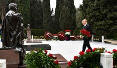 Prezident İlham Əliyev akademik Zərifə xanım Əliyevanın məzarını ziyarət edib