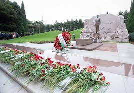 Dövlət rəsmiləri Heydər Əliyevin məzarını ziyarət etdi