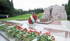 Dövlət rəsmiləri Heydər Əliyevin məzarını ziyarət etdi