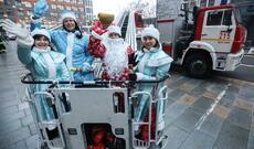 Damdan enən Şaxta Babalar xəstə uşaqlara sevinc bəxş edib