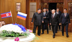 Kim Çen In və Vladimir Putin Kumsusan iqamətgahında danışıqlara başlayıb