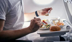277 sərnişini olan təyyarə xarab yeməklərə görə məcburi eniş edib