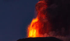 Vulkan püskürməsi hava limanının fəaliyyətini iflic edib