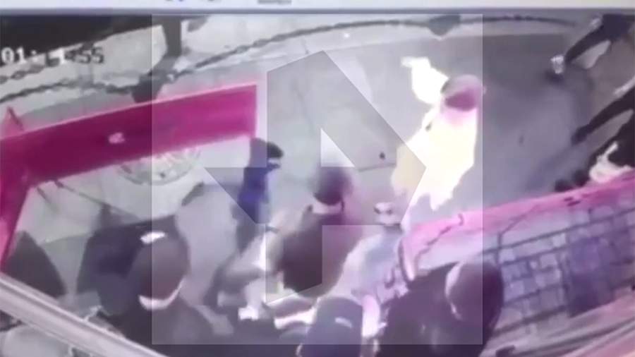 Sankt-Peterburqda qız onu incidən kişini nokaut edib
