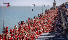 Qırmızı paltarlı qadınlar mahnı sədaları altında rəqs ediblər