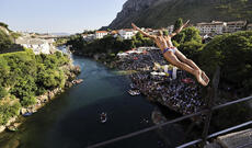 Ənənəvi suya tullanma yarışı