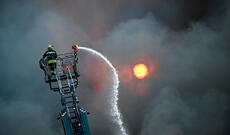 Xalça fabrikində baş verən yanğının görüntüsü