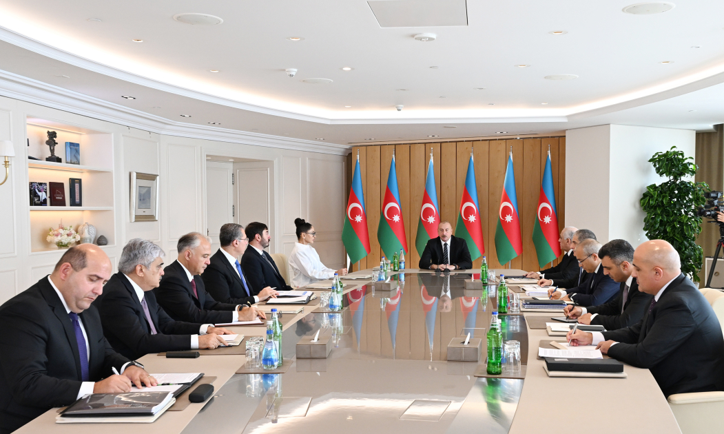 İqtisadi məsələlərə həsr olunmuş müşavirə keçirilib
Prezident İlham Əliyev müşavirədə çıxış edib