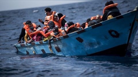 Tunis sahillərində göyərtəsində 130 nəfərin olduğu gəmi batıb
