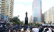 Xocalı soyqırımı qurbanlarının abidəsi önündə izdiham yaşanır