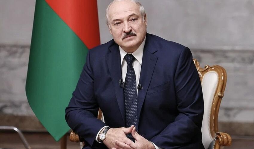 Lukaşenko "hakimiyyətdə bir az çox qaldığını" etiraf edib