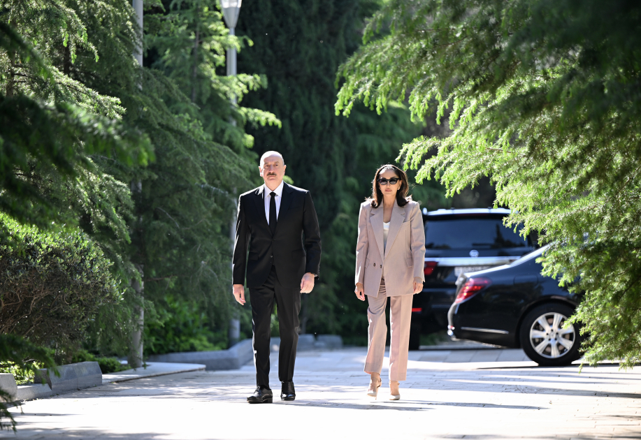 Prezident İlham Əliyev və birinci xanım Mehriban Əliyeva Fəxri xiyabanda Ulu Öndər Heydər Əliyevin məzarını ziyarət ediblər