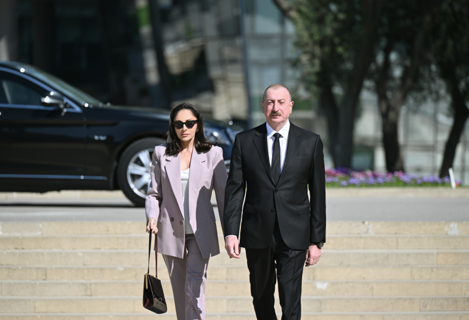 Prezident İlham Əliyev və birinci xanım Mehriban Əliyeva faşizm üzərində Qələbə uğrunda mübarizədə həlak olan Azərbaycan övladlarının xatirəsini ehtiramla anıblar