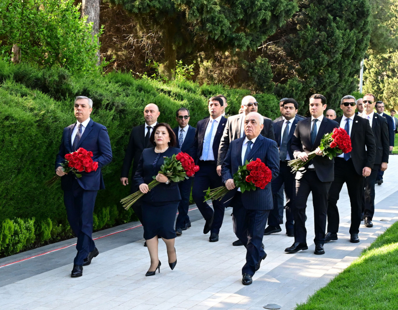 Dövlət və hökumət rəsmiləri Fəxri xiyabanda Ulu Öndərin xatirəsini anıblar