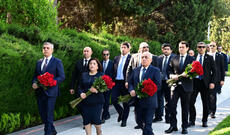 Dövlət və hökumət rəsmiləri Fəxri xiyabanda Ulu Öndərin xatirəsini anıblar