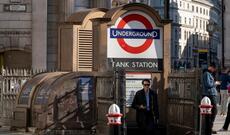 Kütləvi elektrik kəsilməsi London metrosunu iflic edib