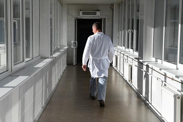 Rusiyada həkim niqablı qadının anusuna yad cisim soxub və əri tərəfindən döyülüb