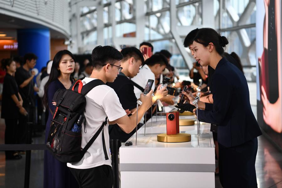 Huawei öz əməliyyat sistemi əsasında noutbukları təqdim edib